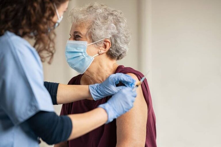 Medicinska sestra razbila flašicu s vakcinom, pa vakcinisala ljude fiziološkom otopinom