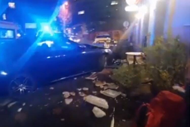 Automobilom uletio na terasu restorana, dvoje povrijeđeno (VIDEO)
