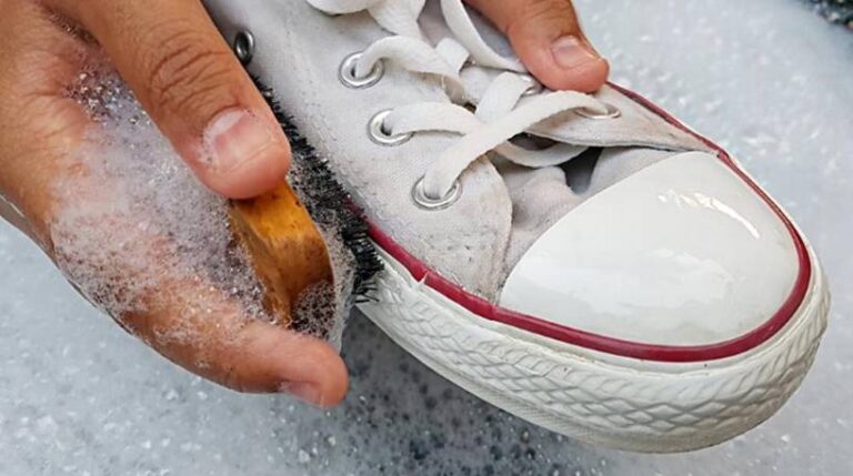 Vratite sjaj svojim bijelim patikama: Isprobajte jedan od ovih odličnih načina čišćenja