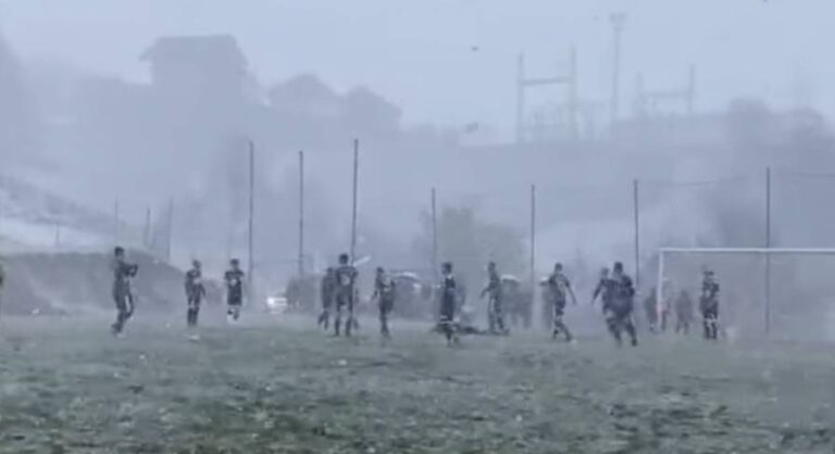 Da li ste nekada vidjeli nešto slično? Uslovi za igru gotovo nemogući, a pogledajte tek kamikaza potez golmana