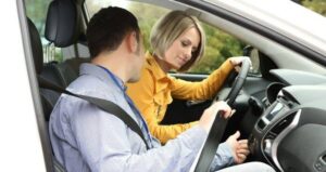 autoskola zena ilustracija 123rf 696x368 1