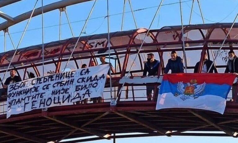 Skandalozan transparent u CG: Upamtite, nije bilo genocida u Srebrenici