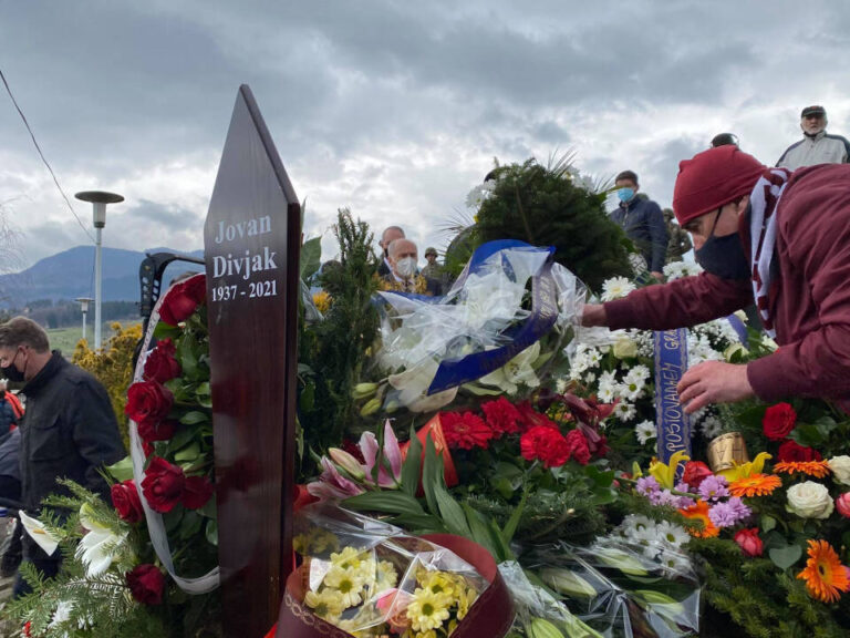 Posljednji ispraćaj legendarnog generala Jovana Divjaka, sahranjen uz pjesmu “Sarajevo ljubavi moja”