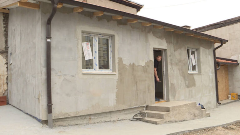 Izgubio kuću u požaru, komšije mu za samo dva mjeseca napravile novu