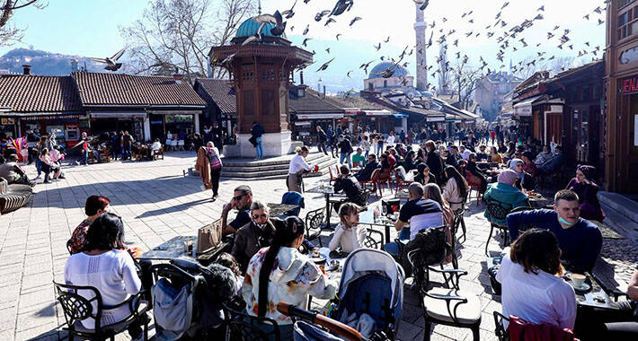 Baščaršija sve više počinje ličiti na pijacu: Nargila barovi i “turske” radnje okupirali stari dio grada
