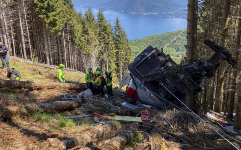 Osmero ljudi poginulo u padu žičare