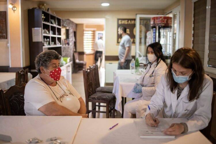 2021 05 04T155018Z 1367207257 RC2X8N97P9FO RTRMADP 3 HEALTH CORONAVIRUS SERBIA VACCINE TAVERN 2048x1365 1 750x500 1