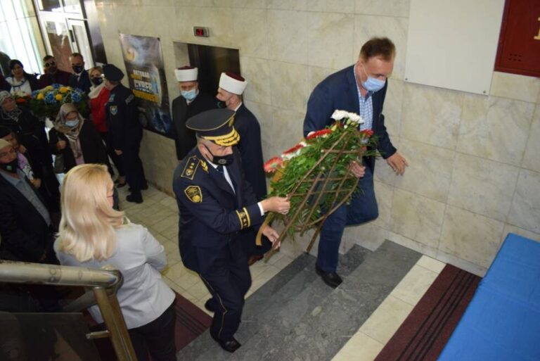 Položeno cvijeće na spomen-ploču podignutu poginulim pripadnicima MUP-a ZDK