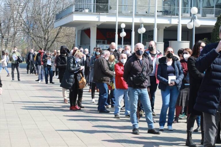 Nijemci snimili dokumentarac o Srbiji: “Hvale se vakcinama, a o mrtvima šute”