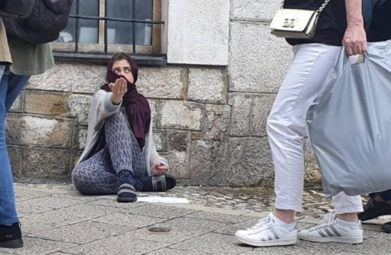 Socijalni eksperiment: Dvije prosjakinje za 15 minuta “zarade” 10 KM, a kasirki dnevnica 18 KM