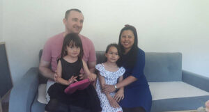 Filipinka Ingrid sa porodicom