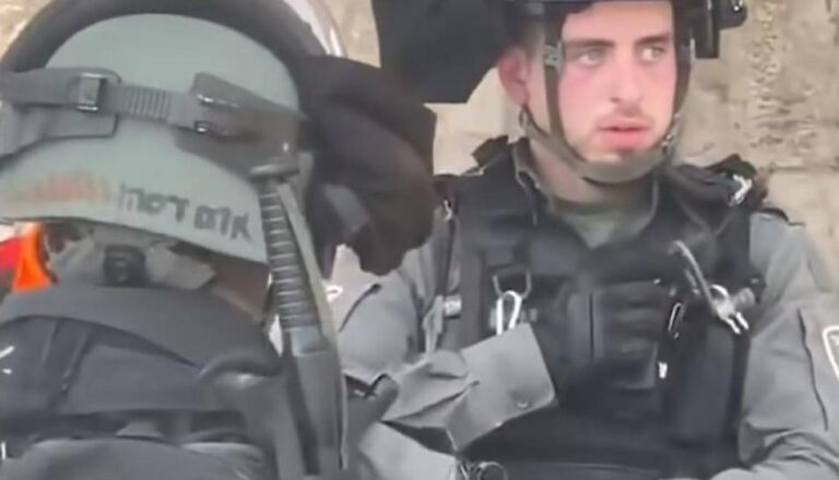 Izraelski policajac krenuo da baci bombu među Palestince, a onda shvatio da ga novinarka snima i odustao