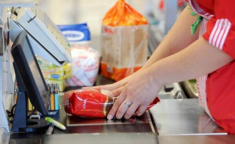 Konačno se i njih neko sjetio: Radnici u trgovinama trebali bi biti uvršteni među prioritete za vakcinisanje