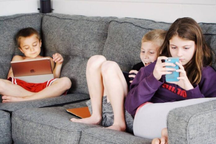 djeca tehnologija mobiteli tableti tinejdzeri pexels