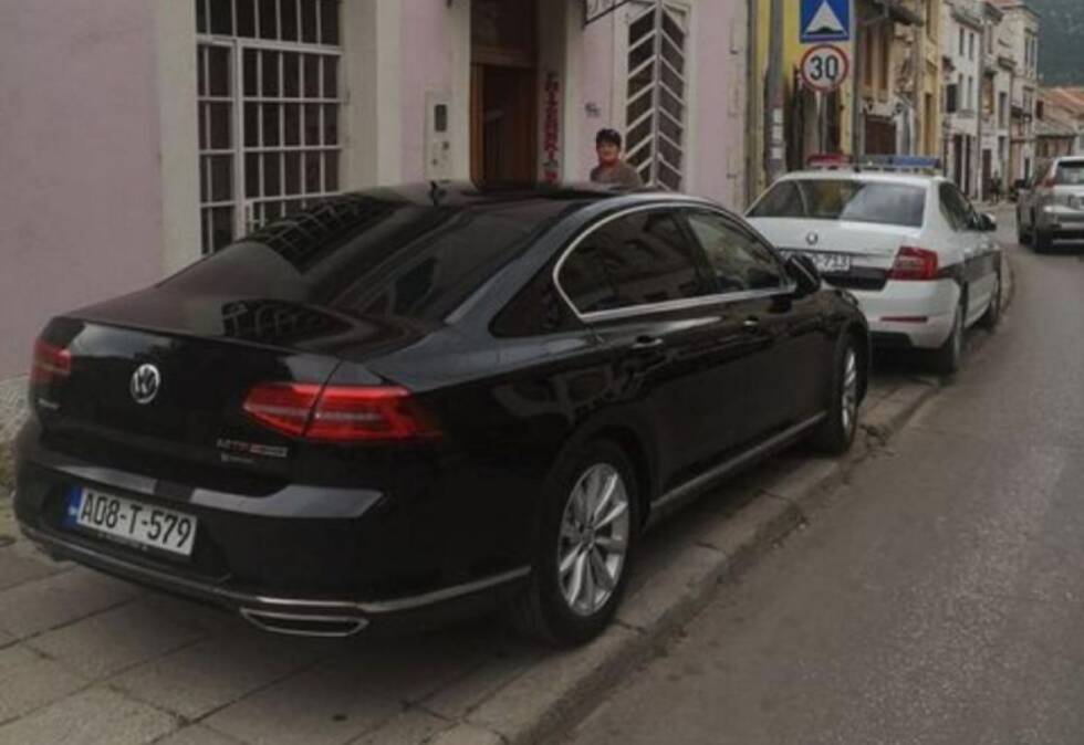 mostar sluzbeno auto parkirano bljesakk maj20