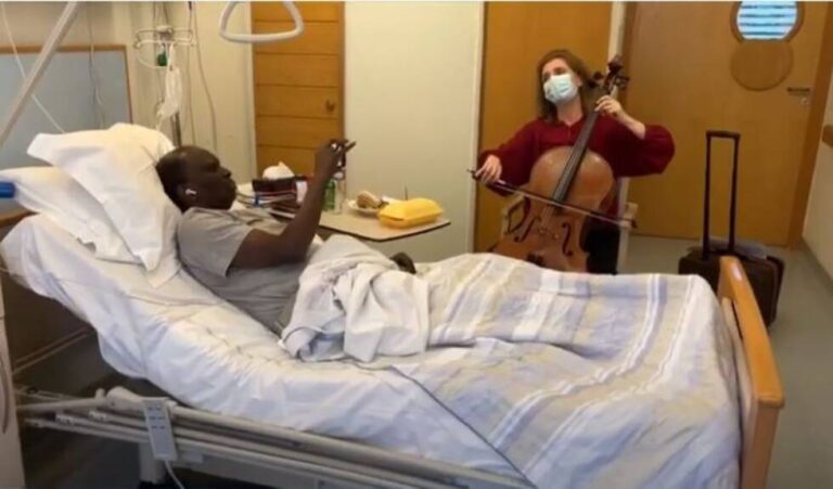 Violončelistica svake sedmice dolazi u dom svirati štićenicima koji trpe bolove