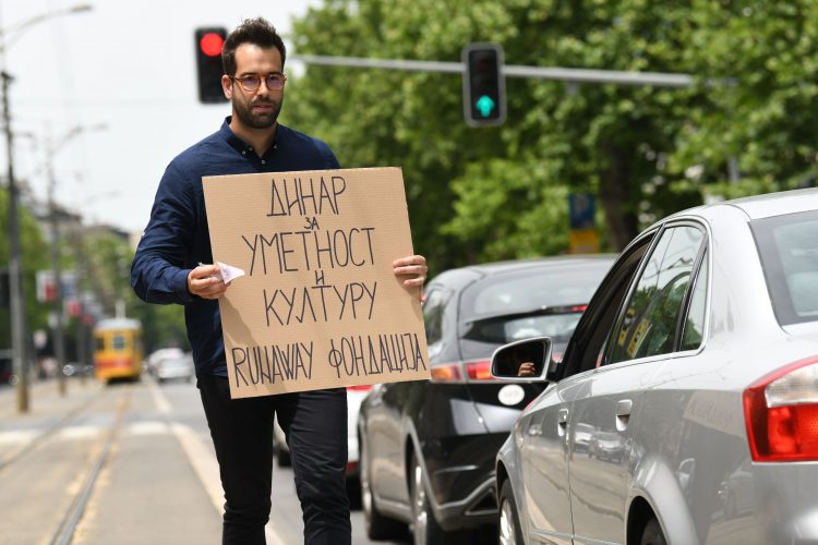 Pijanista počeo da prosi u Beogradu: Cilj mi je da skupim 350.000 eura