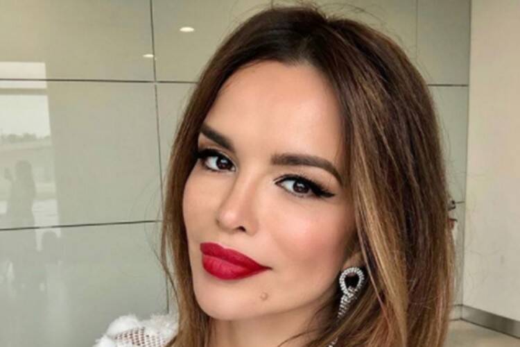 Severina sjela na bicikl u crvenom kupaćem