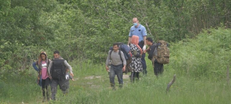 Tim stranih novinara dokumentovao kako hrvatska policija ilegalno deportuje migrante u BiH