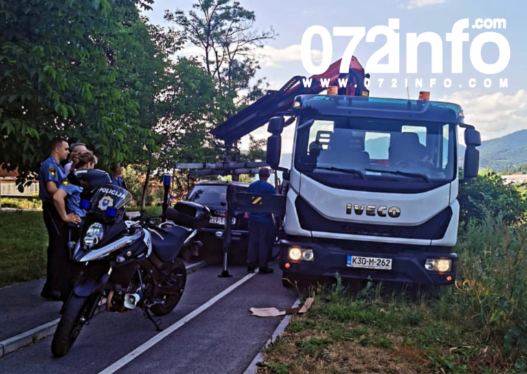 NESVAKIDAŠNJE U ZENICI: Audija parkirao na šetnicu i konzumirao alkohol, a onda su došli policija i pauk (FOTO)
