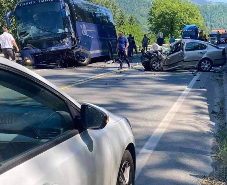 TEŠKA NESREĆA KOD ZENICE: U sudaru autobusa i automobila jedno poginulo
