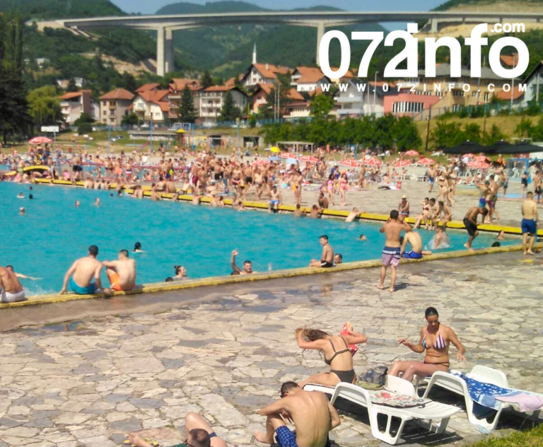 Spas od visokih 39 stepeni: Krcati gradski bazeni u Crkvicama (FOTO)