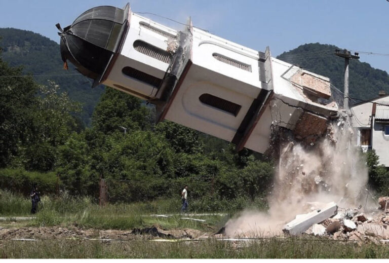 Obaranjem zvonika okončano rušenje crkve u dvorištu Fate Orlović