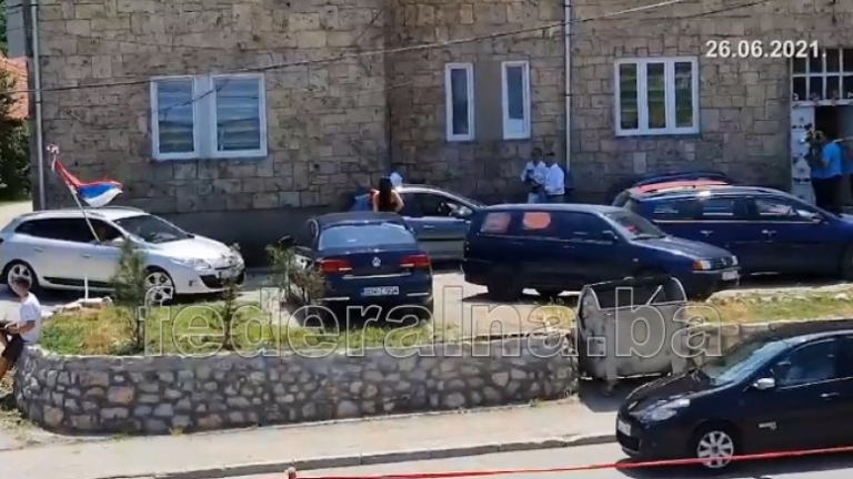 Muzika i veselje u vrijeme klanjanja dženaze ubijenim Vlaseničanima