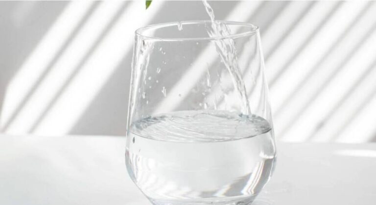 Šta se dogodi u tijelu ako popijete samo jednu čašu vode dnevno?