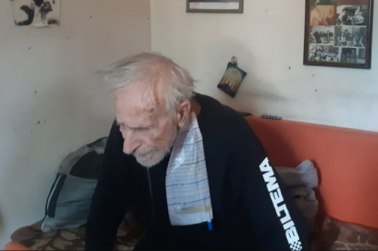 Dedo Abdulah u hladnoj prostoriji često zaspi gladan, moli da mu se zamijeni kateter