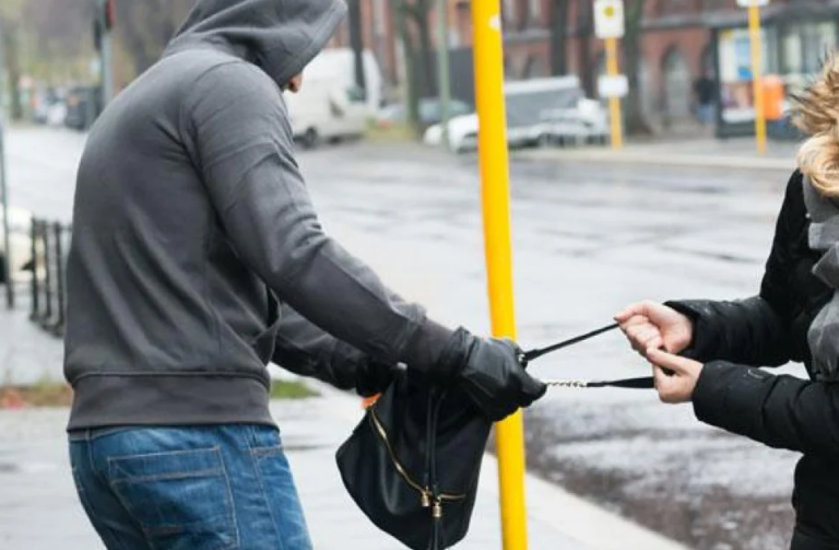 Policija otkrila lažljivicu: Osigurala torbu od 7.400 KM pa slagala da joj je ukradena