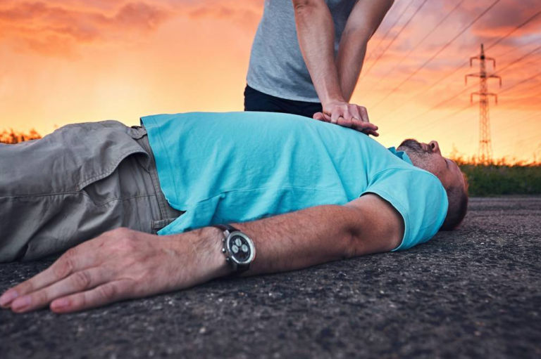 Životno važno pitanje: Znate li kako nekome ko se srušio pored vas pružiti prvu pomoć?