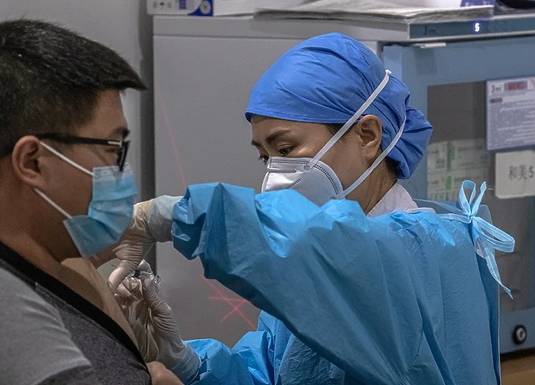 Tokom pet dana u Kini izvršeno 100 miliona vakcinacija, ali problemi postoje