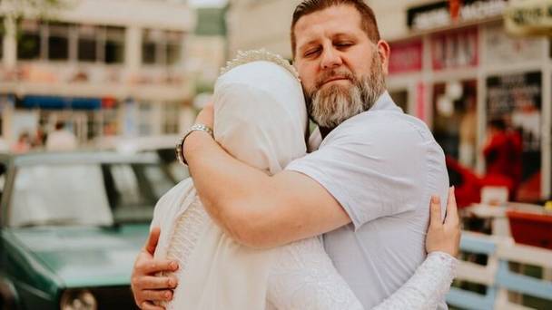 Očev zagrljaj na danu vjenčanja svoj kćerke…iz srca i duše, jer, babo drugačije i ne zna