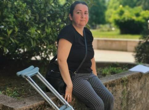 Jasmini Fazlibegović iz Zenice potrebna pomoć kako bi nakon 18 godina mogla hodati bez štaka i bez bolova