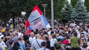 Zastava sa likom zlocinca Mladica na Spasovdanskoj litiji Foto Informer
