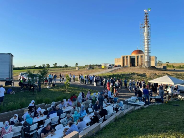 Složni Bošnjaci: Postavljen završetak munare na džamiji u SAD-u
