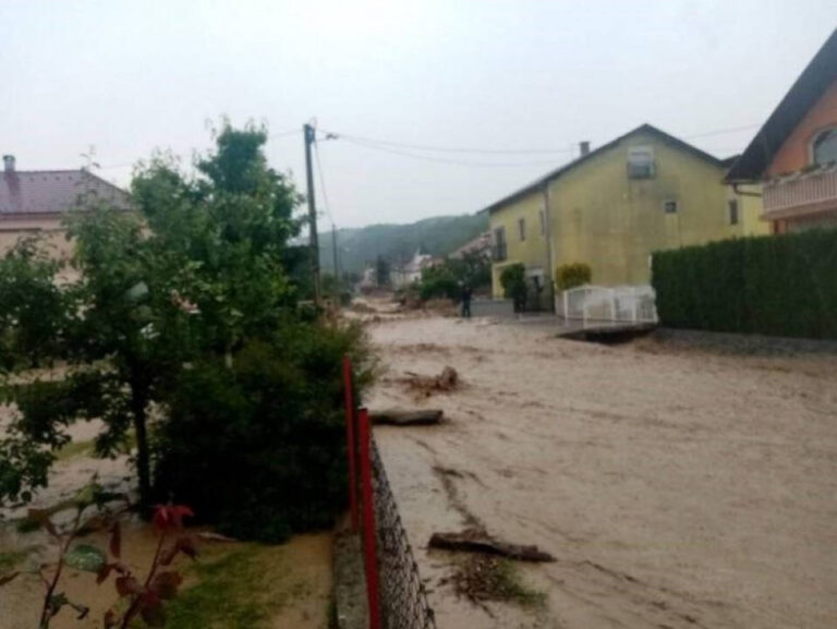 Strašno nevrijeme: S brda se slijevale bujice (FOTO)