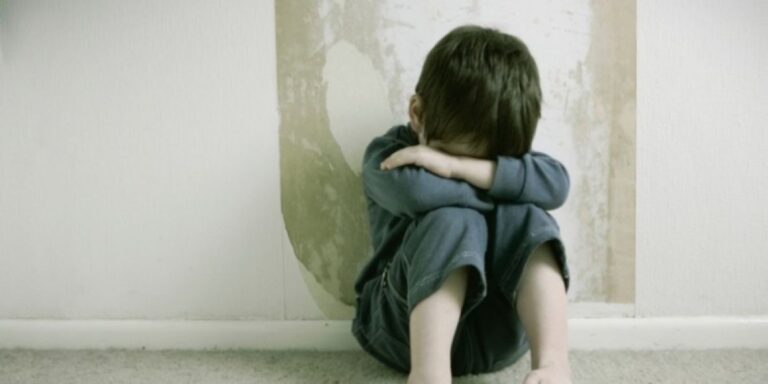 Osmogodišnjeg dječaka tukao očuh Mirsad, majka sve nijemo posmatrala