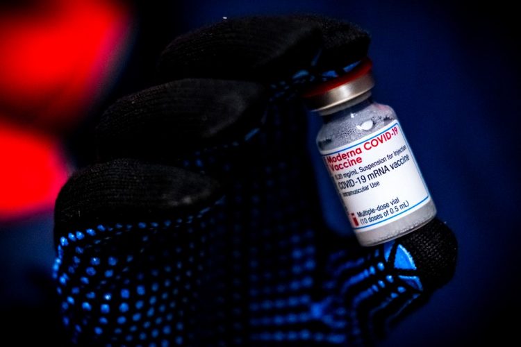 000 8YK432 750x500 1