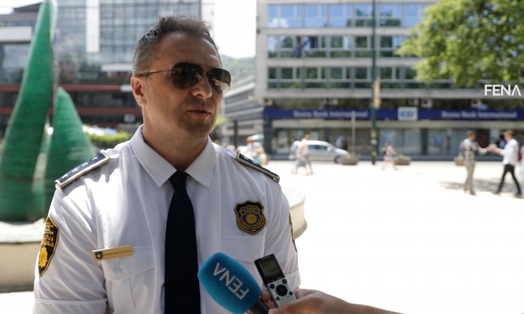 010721 policij markica