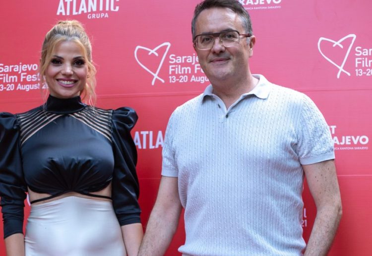 KAO DA JE MORSKA VILA: Tarik Filipović tepa supruzi Lejli