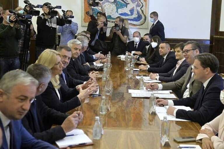 Šta se krije iza Vučićevog odlikovanja Dodika i nesuglasica unutar opozicije u RS-u