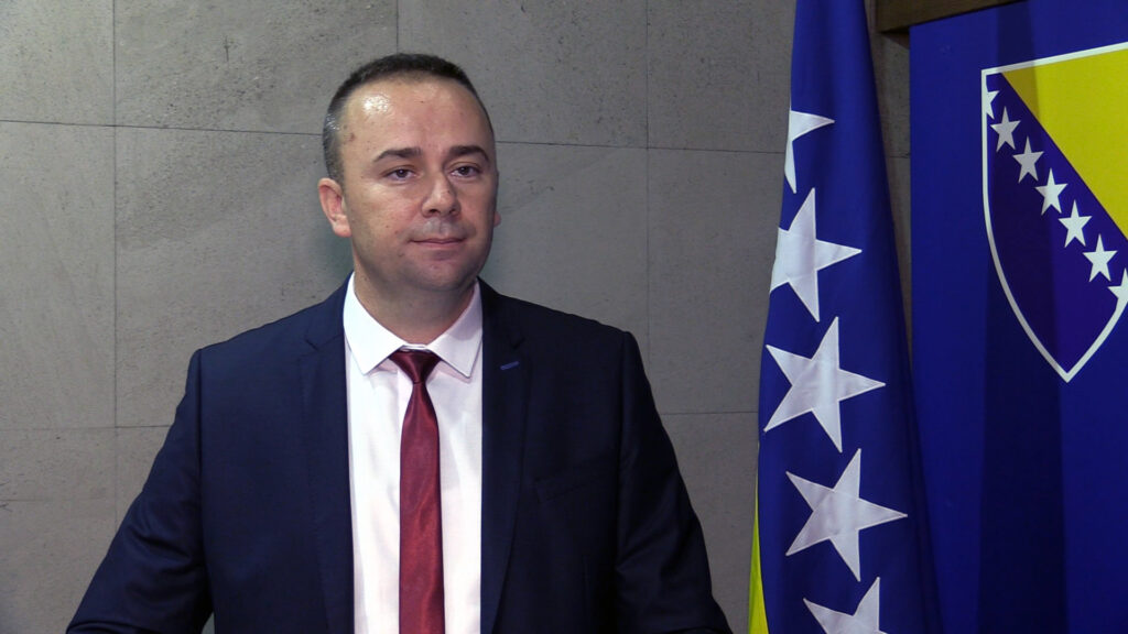 2331CFC5 0867 4B6F 98BD FFF69811B6F5