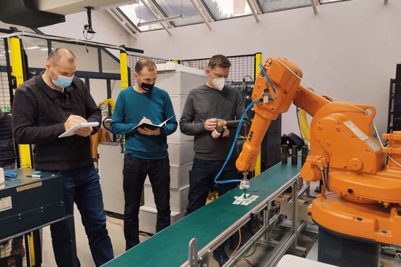 7d703b81234852d1f6006f306f249106