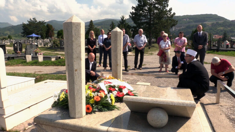 U Zenici obilježena 13. godišnjica smrti premijera Ahmeta Hadžipašića