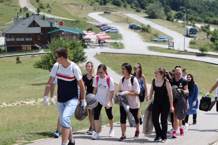 Mladi očistili Smetove