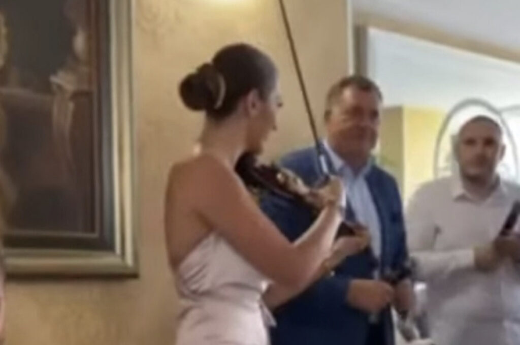 93089321 F8E4 4000 9513 45D7A5B1481D