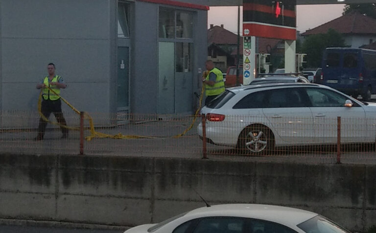 Prvi očevidac tragedije na benzinskoj pumpi u Živinicama: Dva sata je automobil bio parkiran, niko mu nije prišao