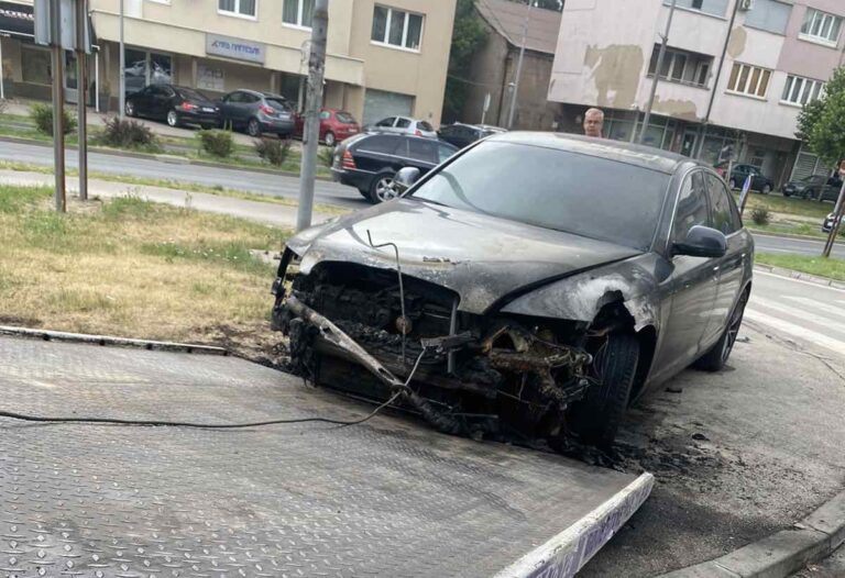 U Zenici izgorio “Audi” (FOTO)